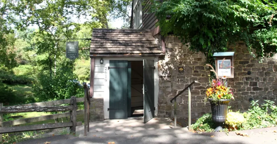 the quaint and inviting entrance to Phillips’ Mill