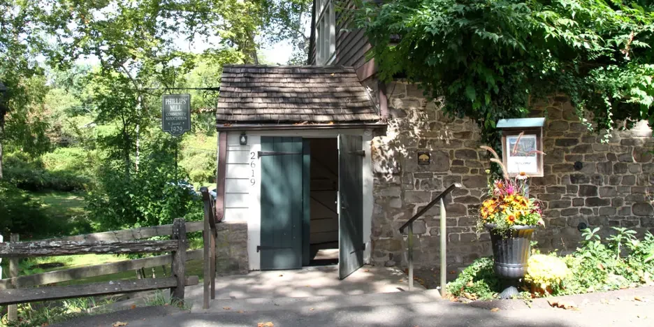 the quaint and inviting entrance to Phillips’ Mill